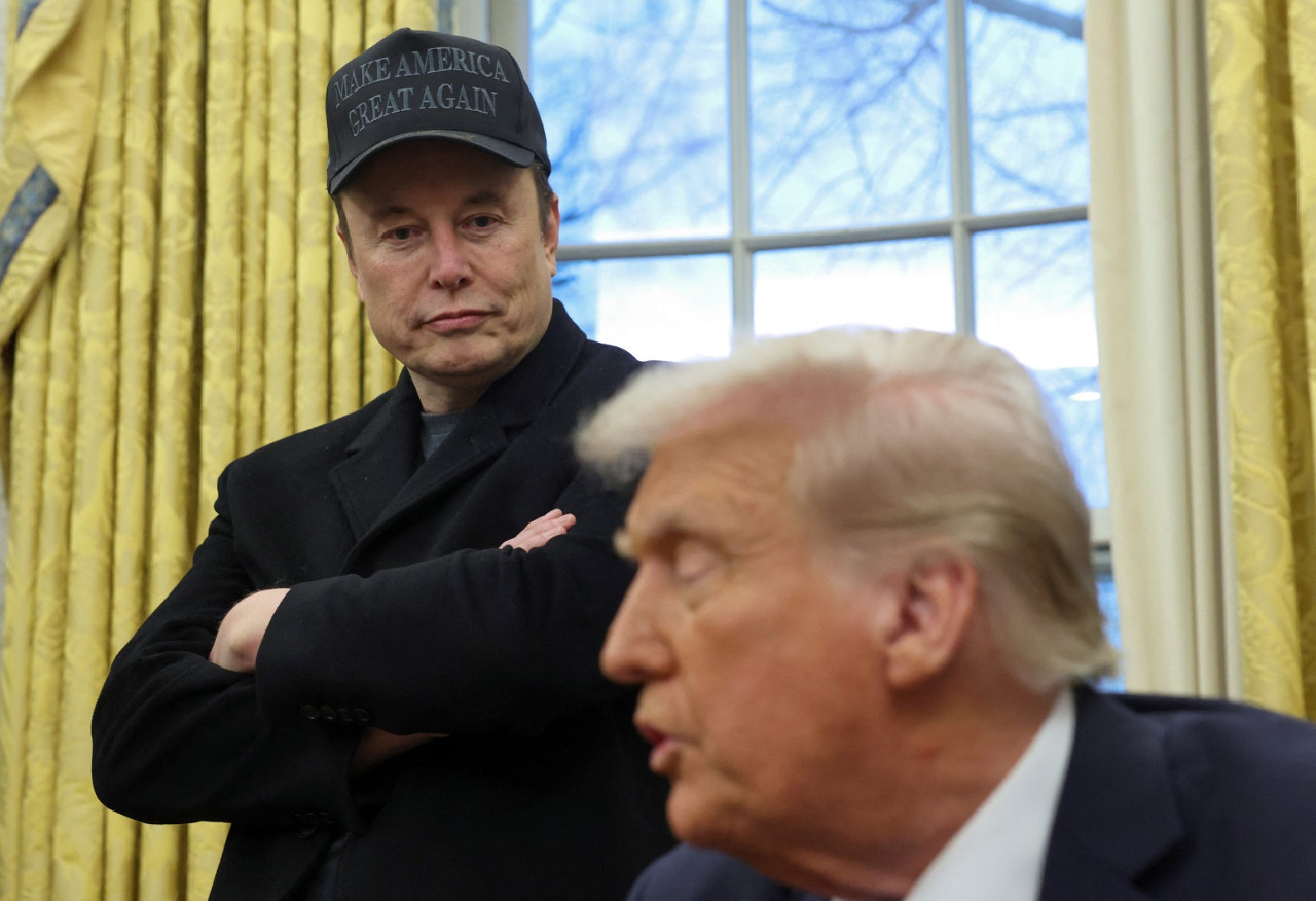 Elon Musk en la oficina de Donald Trump. Foto: Reuters/Kevin Lamarque.