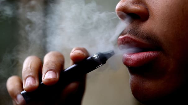 Los peligros del cigarrillo electrónico, la nueva forma de fumar de los más jóvenes