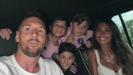 Lionel Messi y Antonela Roccuzzo con sus hijos en Miami. Foto: NA.