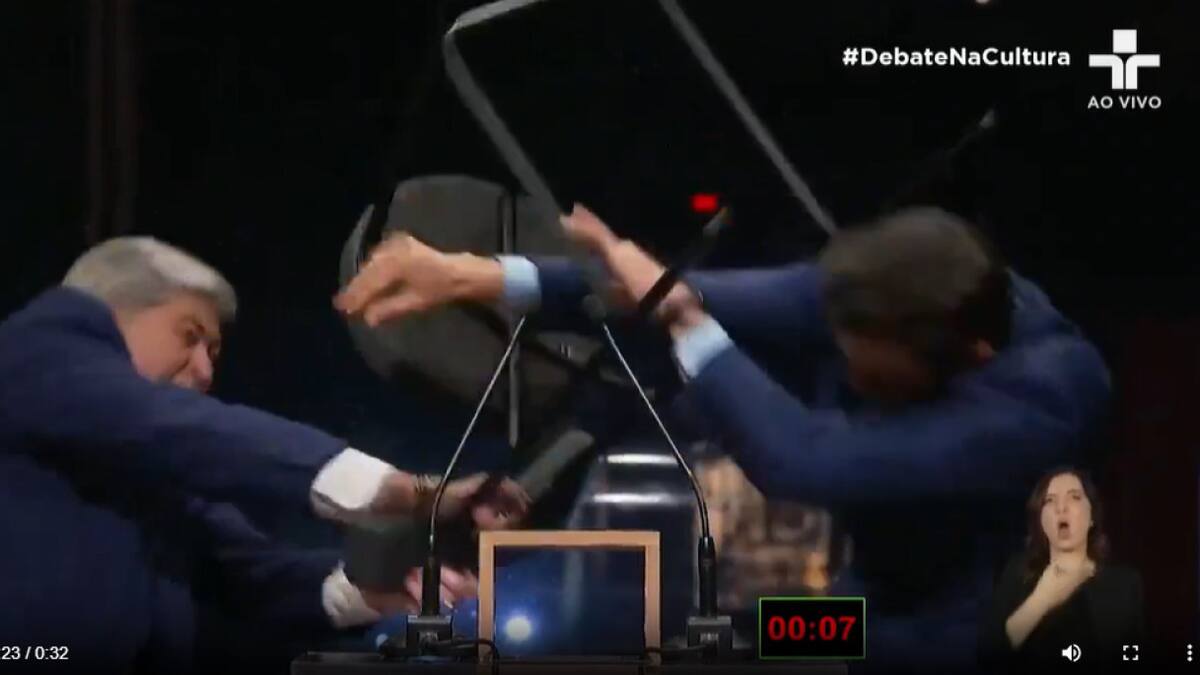 El momento de la agresión con la silla del candidato Datena contra Pablo Marçal. Foto: Captura de video.