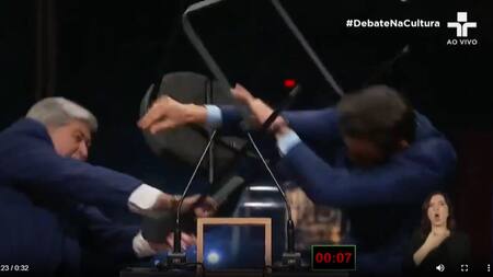 El momento de la agresión con la silla del candidato Datena contra Pablo Marçal. Foto: Captura de video.