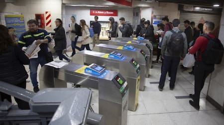 Liberan molinetes en el Subte. Foto: NA
