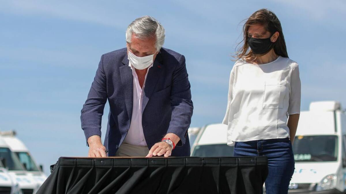 Alberto Fernández, firma de ajuste a jubilados, Foto NA