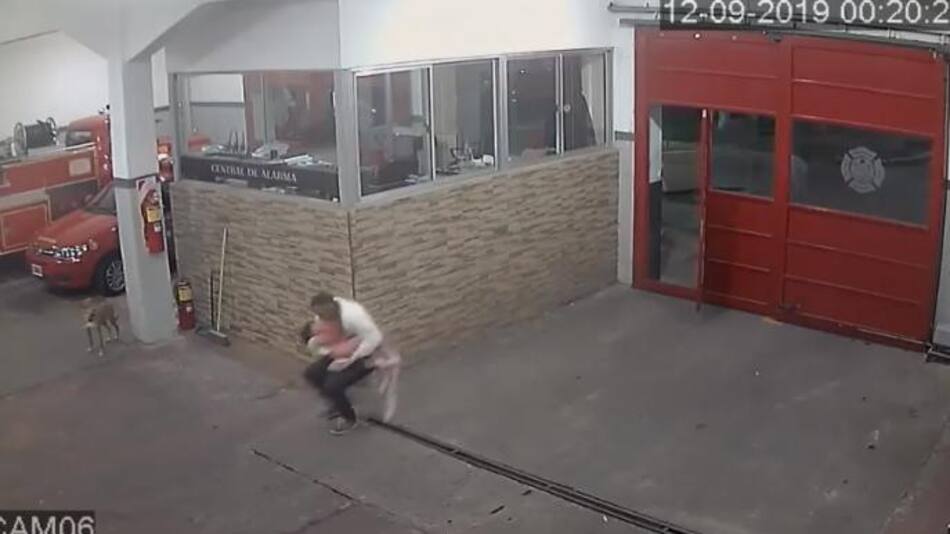 Nena ingresa inconsciente a cuartel de bomberos