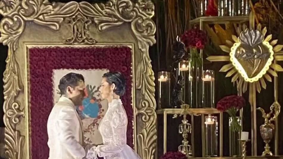 Christian Nodal y Ángela Aguilar se casaron en secreto. Foto: Captura de pantalla/ @elgordoylaflaca.