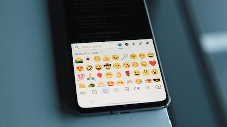 Los emojis son utilizados para añadir dinamismo en las conversaciones cotidianas. Foto: Unsplash.