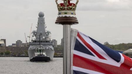 Nave de la marina real llegando a la coronación de Carlos III. Foto: Reuters.