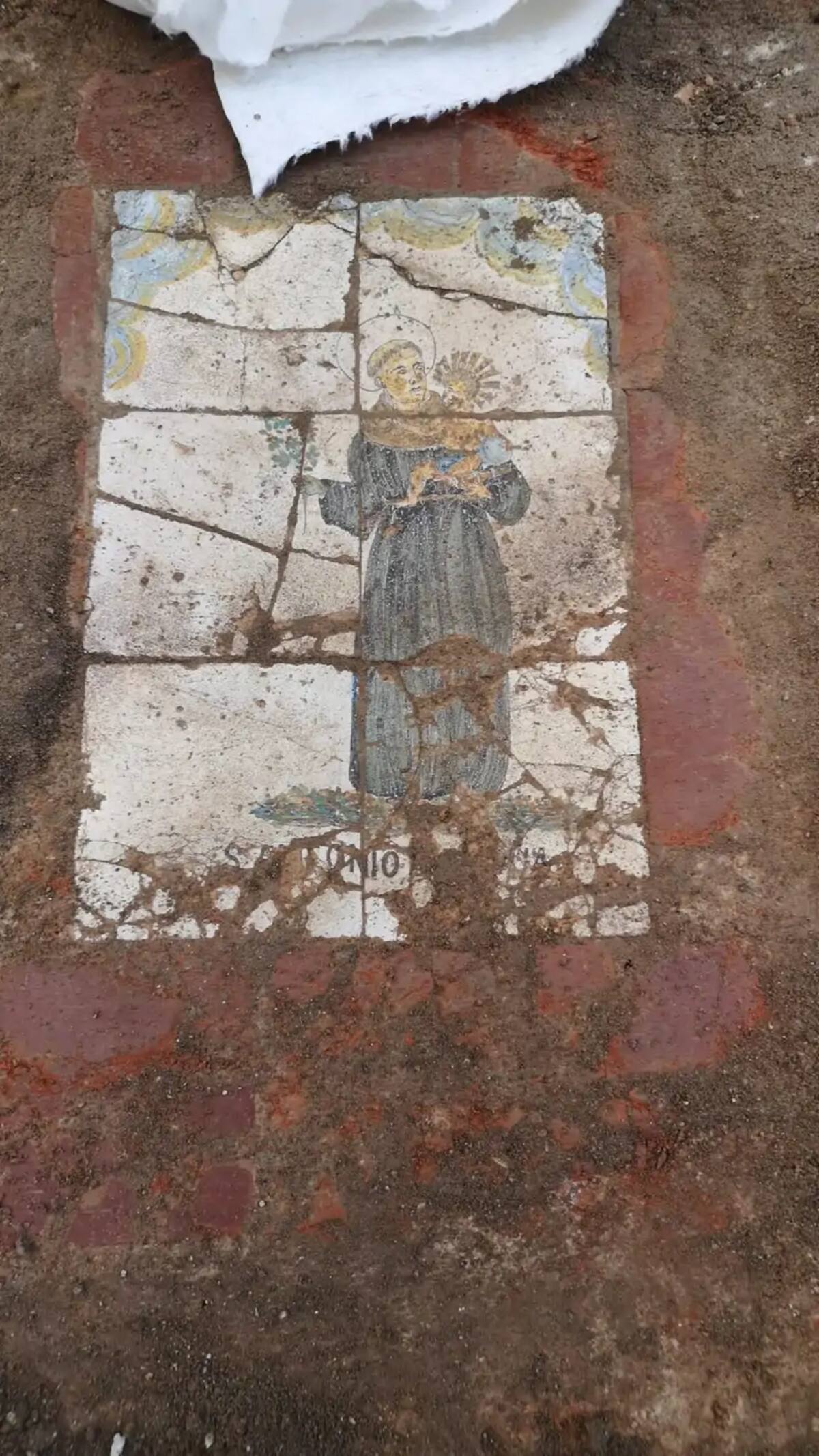 Pavimento cerámico medieval del siglo XIV descubierto durante excavaciones arqueológicas en el centro histórico de Barcelona.