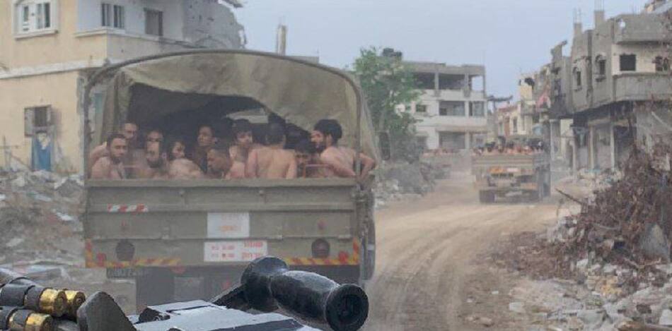 Decenas de hombres semidesnudos en las calles de Gaza.