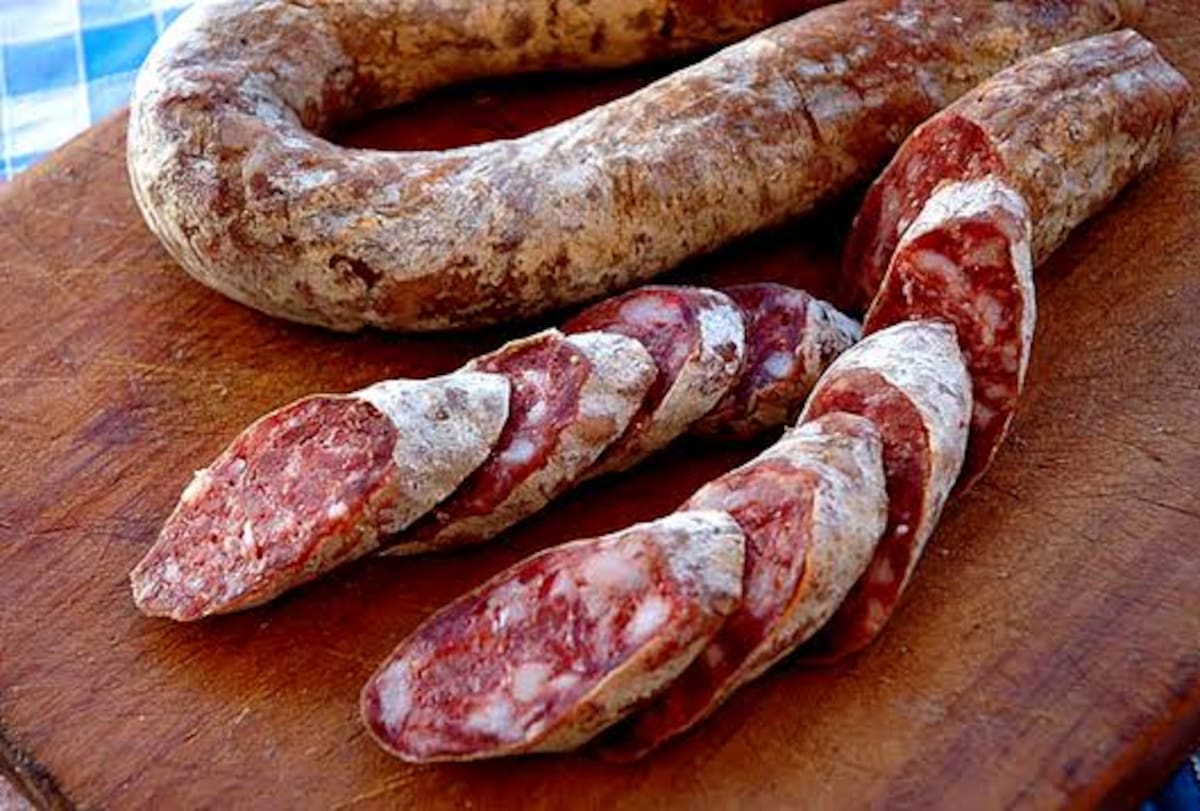 Chorizo seco artesanal elaborado con técnicas tradicionales de la gastronomía rural argentina.