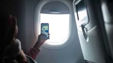 No solo el modo avión: por qué pueden obligarte a apagar el celular arriba de un avión