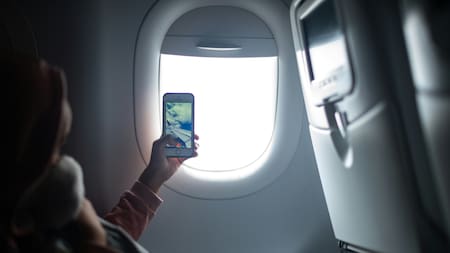 Las azafatas pueden obligarte a apagar el celular en pleno vuelo.