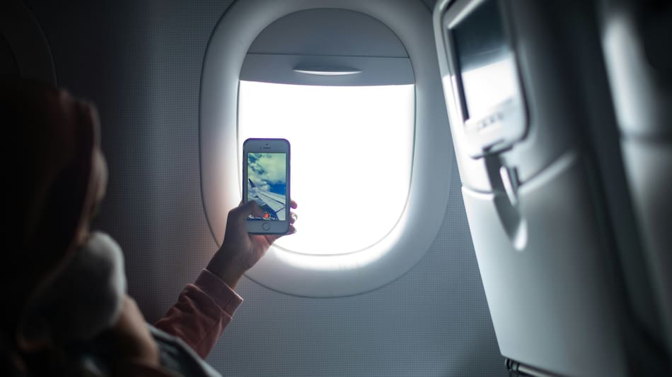Las azafatas pueden obligarte a apagar el celular en pleno vuelo.