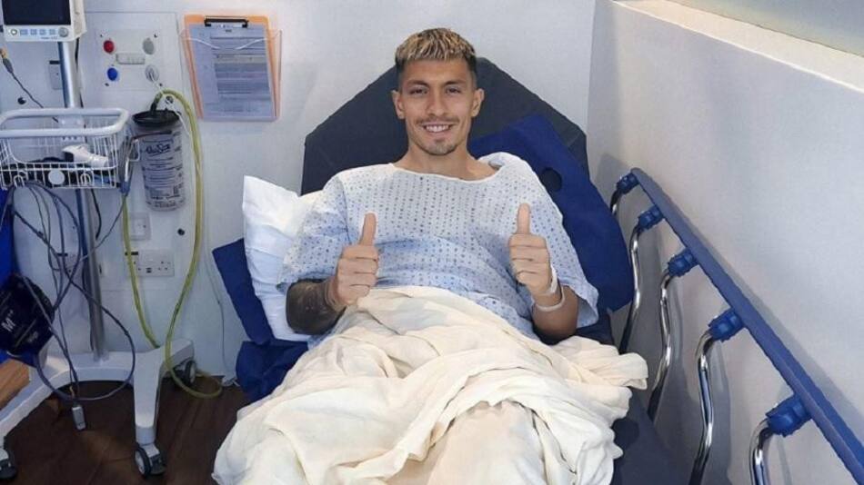 Lisandro Martínez subió una foto desde el hospital luego de ser operado. (Foto: Instagram @lisandromartinezzz)