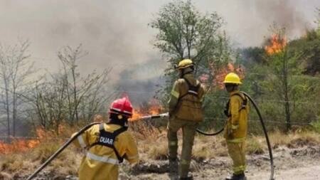 Bomberos en el incendio del cerro Champaquí. Foto: X/teclapatagonia.