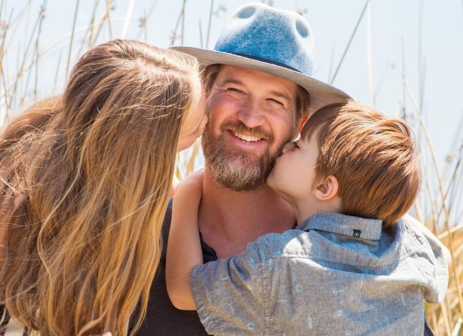 Kenneth Mitchell junto a sus hijos. Foto: Instagram @mr_kenneth_mitchell.