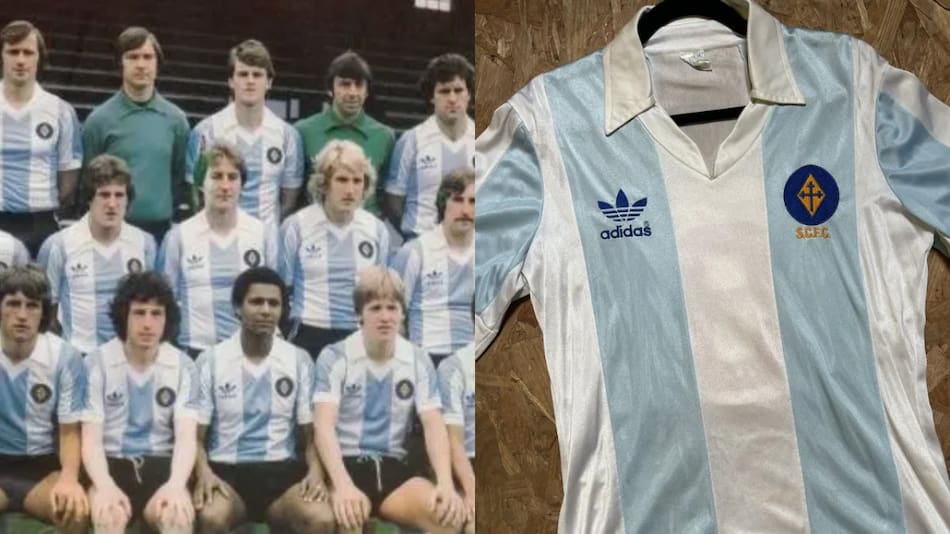 El equipo de Stockport County posando con su mítica camsieta