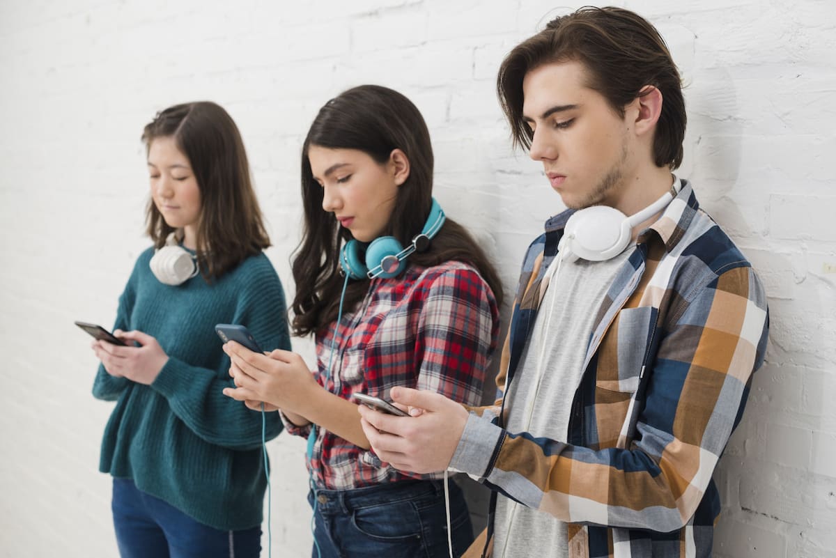 Jóvenes, adicción al celular. Foto Freepik