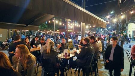 Bar en Palermo abierto en pandemia, restricciones