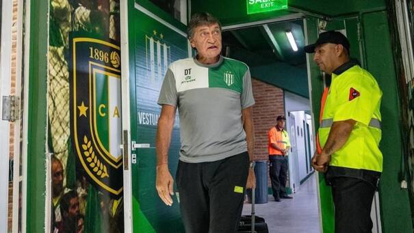 Susto en Banfield: Falcioni se descompensó en la práctica y debió ser internado