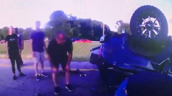 Policía héroe se mete en un auto volcado y destruido para rescatar a un niño