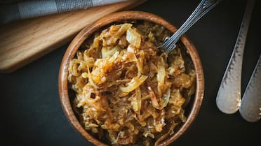 Cebolla caramelizada en vino blanco: receta fácil y rápida para realzar sándwiches, carnes y ensaladas