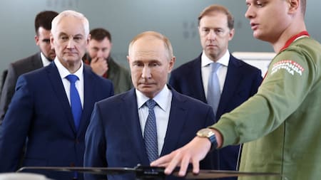 Vladímir Putín en una fábrica de drones en Rusia. Foto: Reuters.