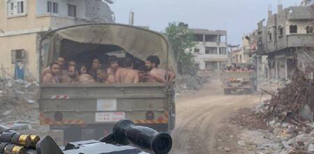 Decenas de hombres semidesnudos en las calles de Gaza.