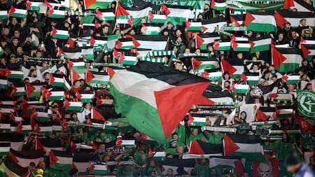Banderas de Palestina en el encuentro entre Celtic y Atlético Madrid por la Champions League. Foto: EFE.