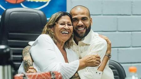 Dani Alves junto a su madre Lucía. Foto: Instagram @mluciaalves.