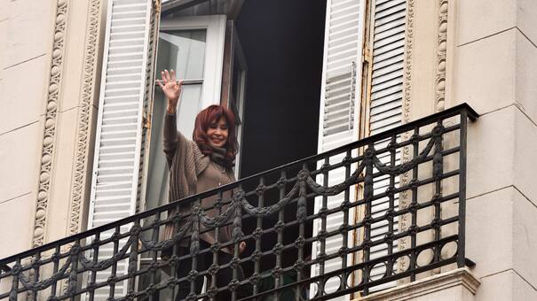 Cristina Kirchner le habló a la militancia en Plaza de Mayo: "Vamos a volver con más sabiduría, más unidad y más fuerza"