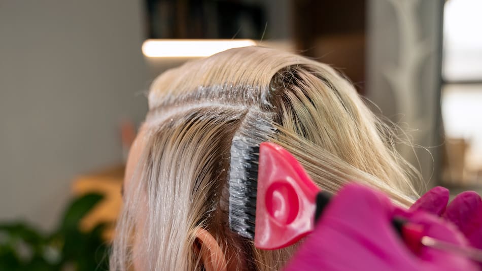 Teñirse el pelo.