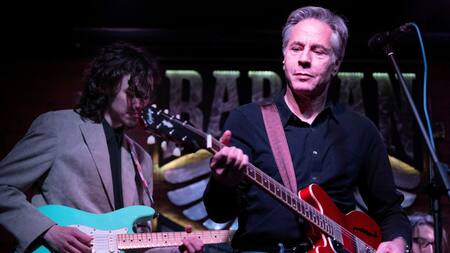Antony Blinken tocó la guitarra en Ucrania. Foto: Reuters.