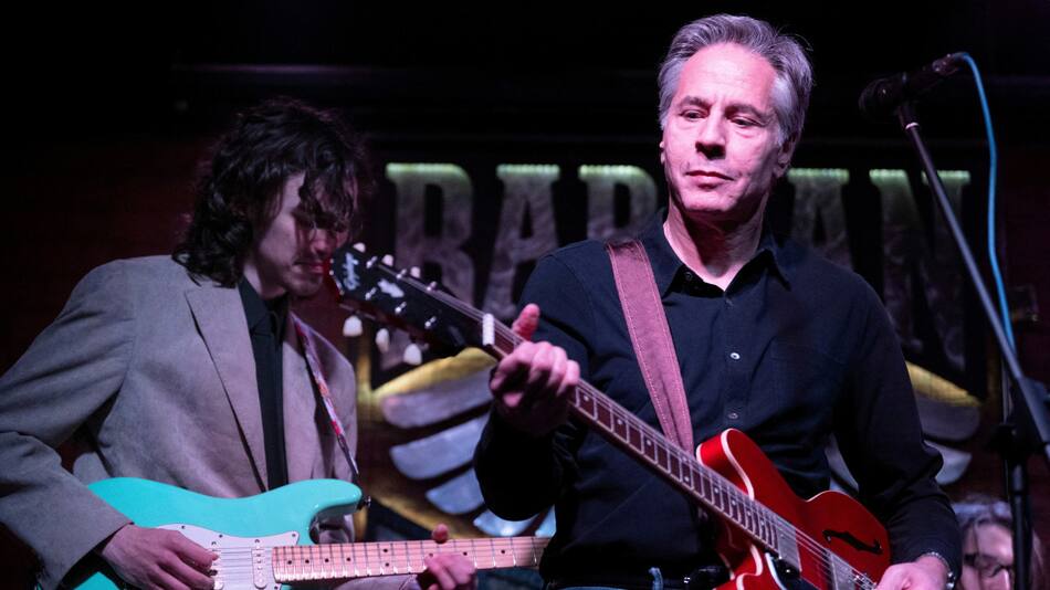 Antony Blinken tocó la guitarra en Ucrania. Foto: Reuters.