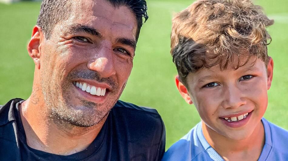 Luis Suárez junto a su hijo Benjamín. Foto: Instagram/luissuarez9.