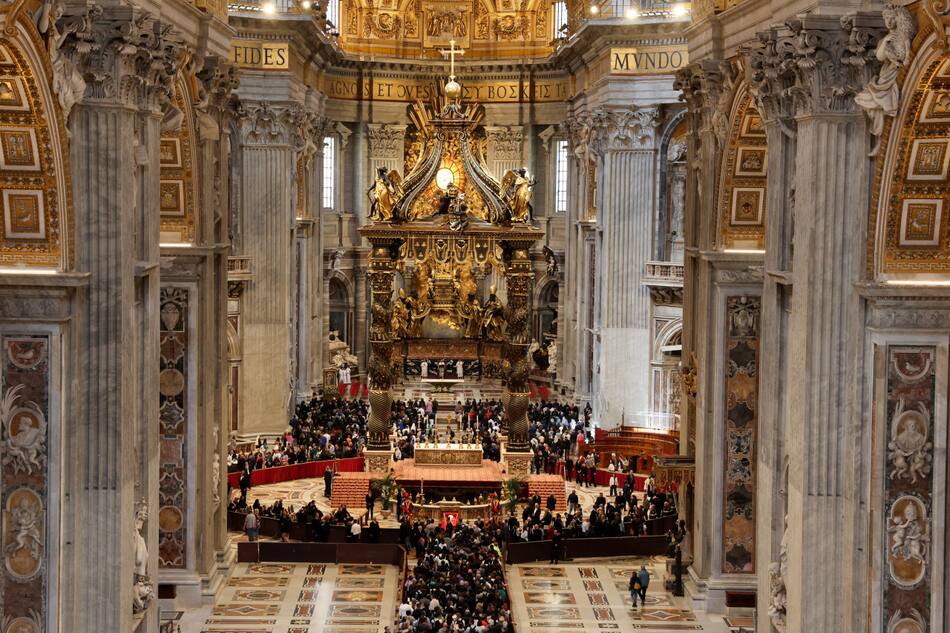 Despedida multitudinaria al papa Francisco en el Vaticano. Foto: REUTERS/Claudia Greco.