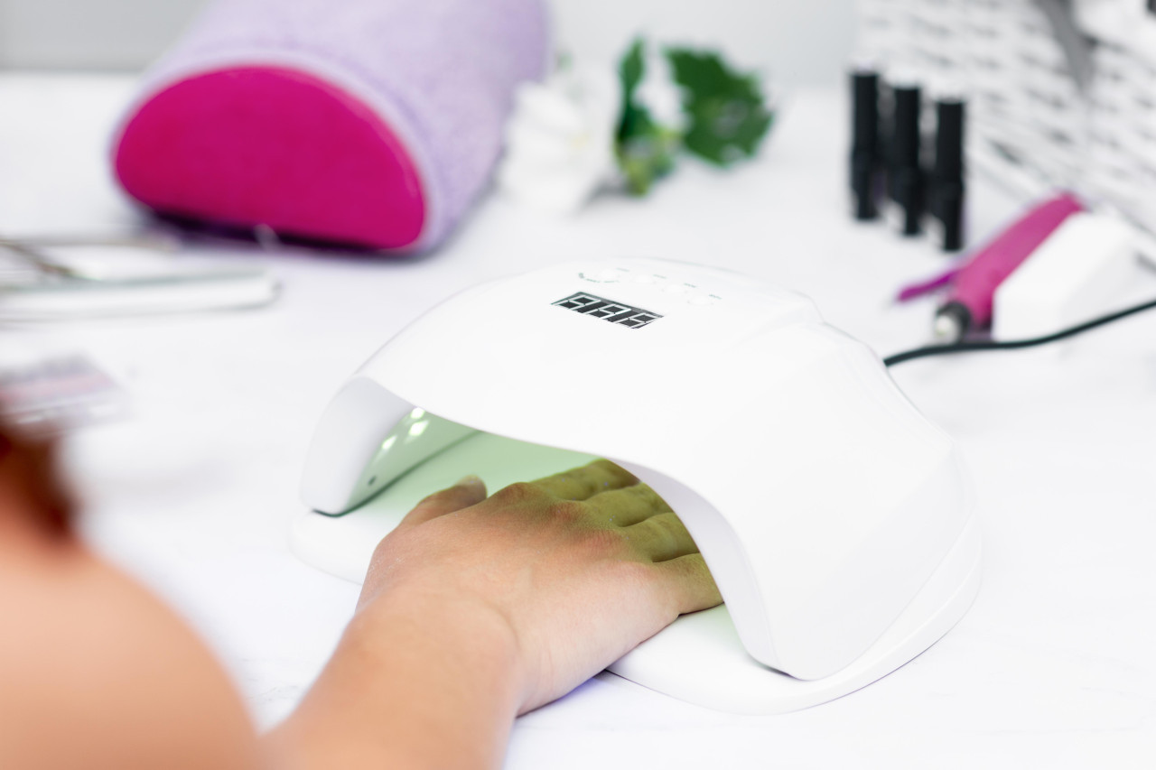 Manicura, uñas, cabina LED. Foto: Freepik.