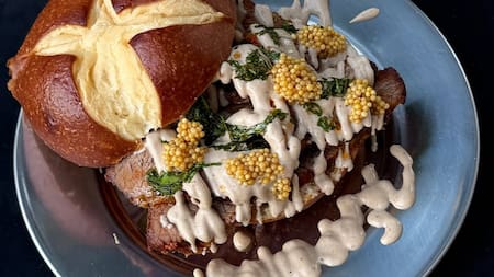 El insólito bar de CABA que pasa desapercibido: un hall que se llena de movimiento en un barrio que crece a pasos agigantados