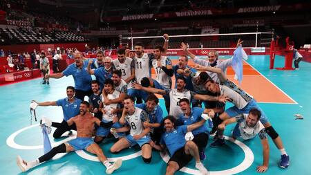 Festejo de la selección masculina de Voley en los Juegos Olímpicos de Tokio 2020,