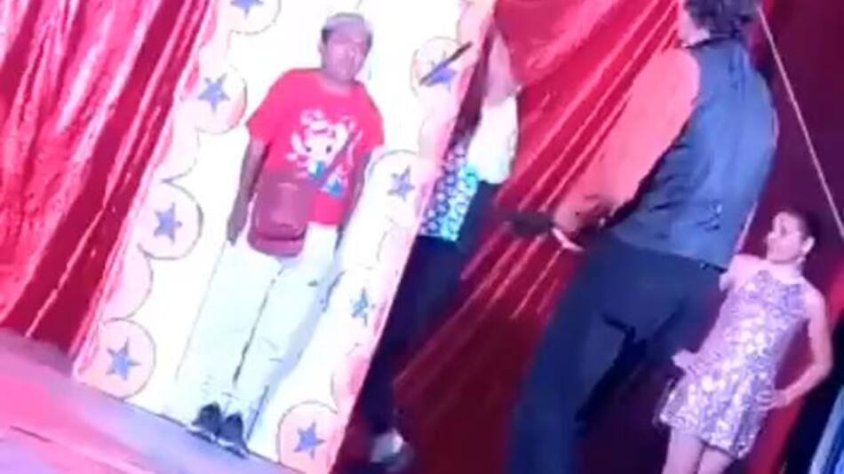 Video viral: un mago casí le corta la cabeza a su voluntario. Foto: Twitter.