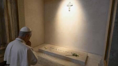 El papa León XIV en la tumba de Francisco. Foto: EFE