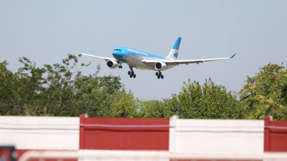 Llegada del avión de Aerolíneas Argentinas procedente de Rusia con 300 mil dosis de la vacuna Sputnik V, 24 de diciembre de 2020, NA