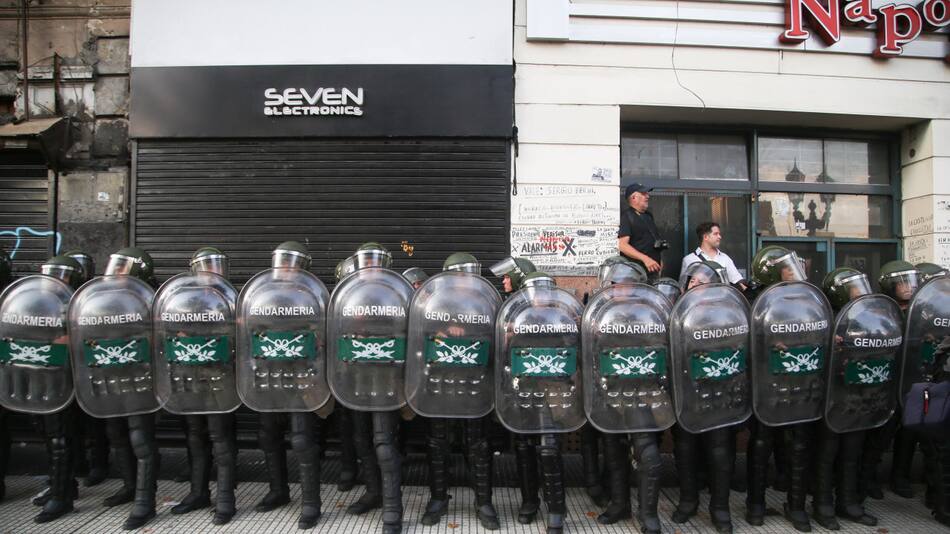 Presencia policial en el Congreso durante el tratamiento de la Ley Ómnibus. Foto: NA.