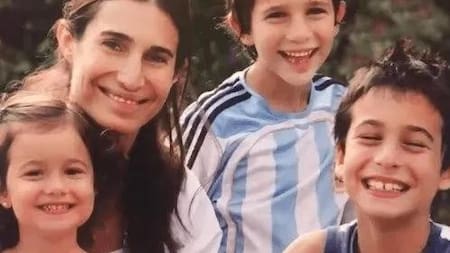 Romina Yan junto a sus hijos cuando eran pequeños.