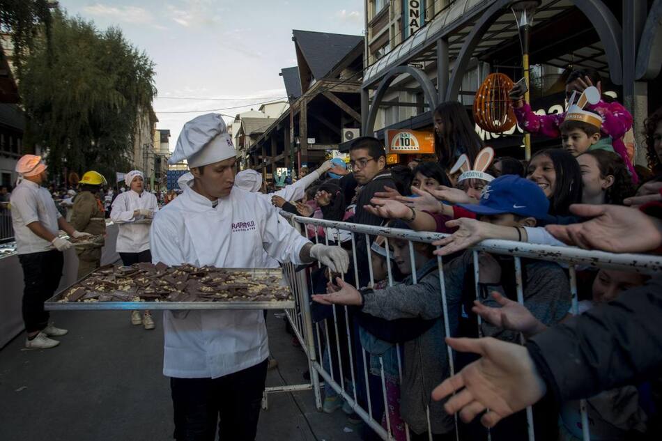 Reparto de chocolate en la Fiesta Nacional del Chocolate. Foto: Télam.
