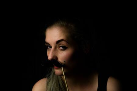 Mujeres con bigotes. Foto: Unsplash.