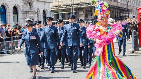 Marcha de soldados de Reino Unido LGBT. Foto gentileza RT.
