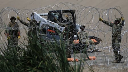 Valla de alambre contra inmigrantes en Texas. Foto: EFE.