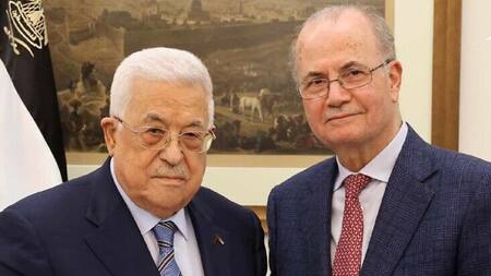 Mahmoud Abbas junto al primer ministro de Autoridad Palestina, Muhamad Mustafa. Foto: Captura de video.