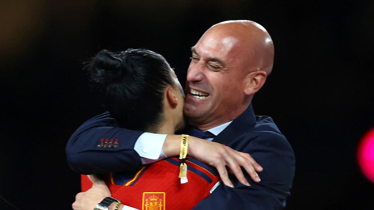 Luis Rubiales con Jenni Hermoso. Foto: Reuters